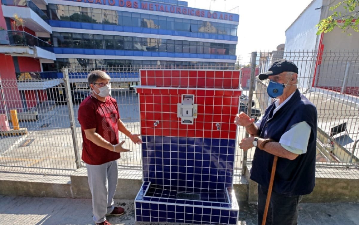 Metalúrgicos do ABC inaugura bebedouro pra pessoas em situação de rua
