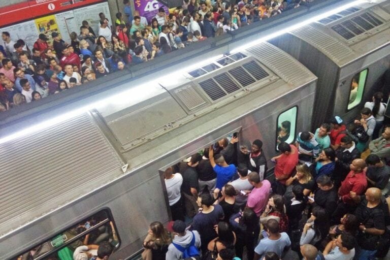 Isolamento e Abono. Isso, sim, fortalece o Fora, Bolsonaro!