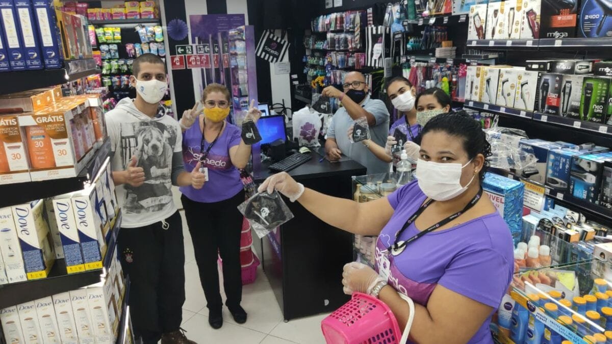 Comerciários de Guarulhos distribuem máscaras e álcool gel aos trabalhadores