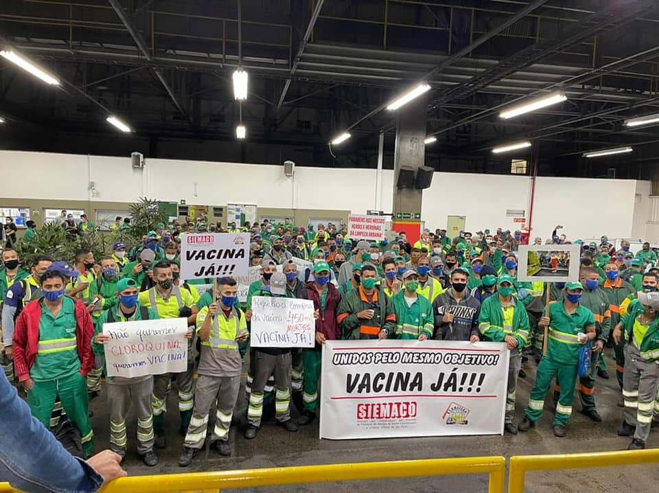 Garis entram em greve e protestam: Sem Vacina, sem coleta!