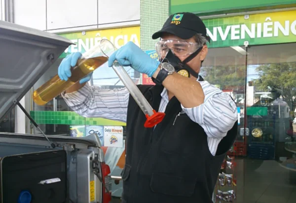 Fenepospetro alerta frentistas para risco de combustível adulterado