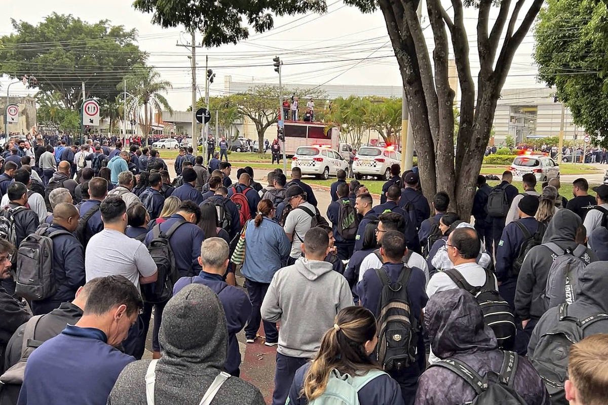 Metalúrgicos da Embraer param por aumento real e direitos