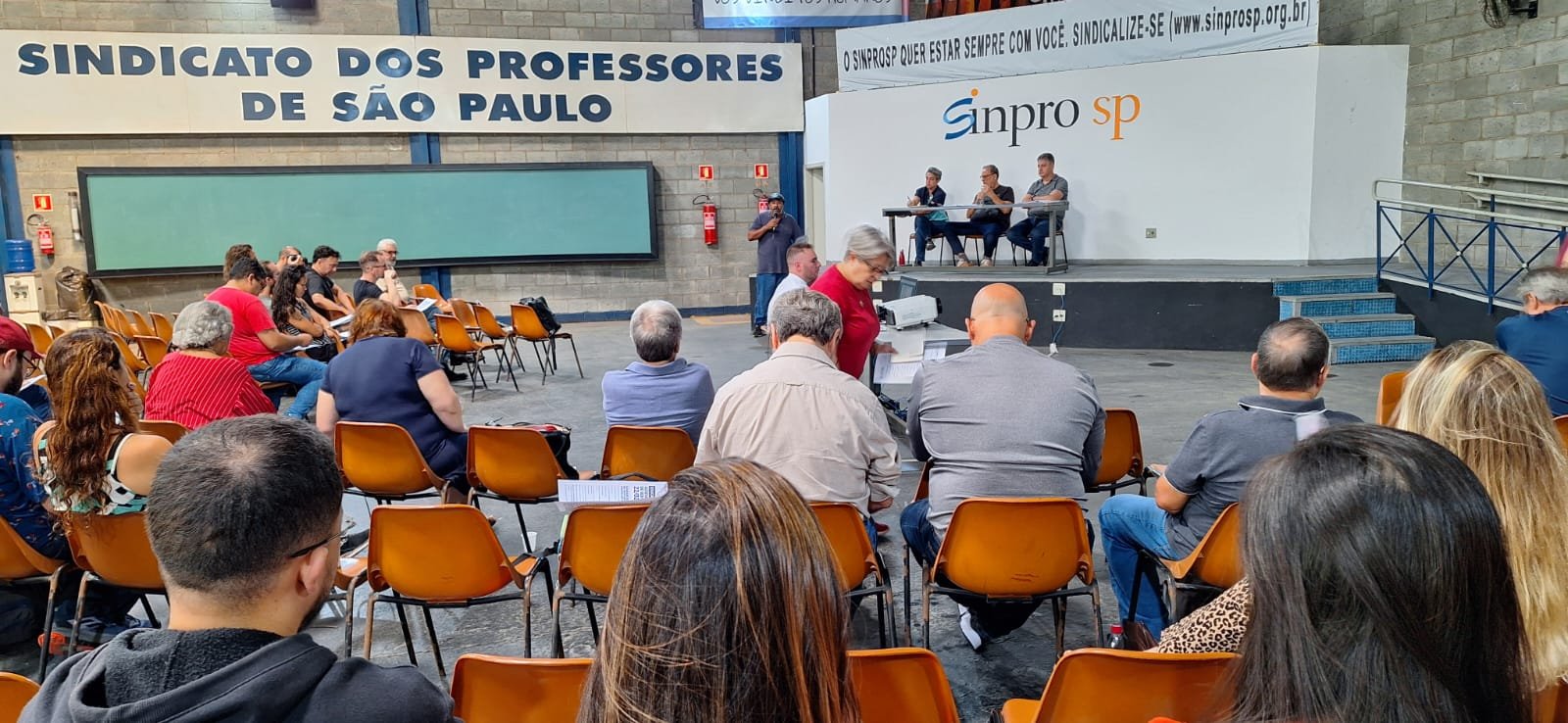 Professorado paulista define e unifica pauta de reivindicações