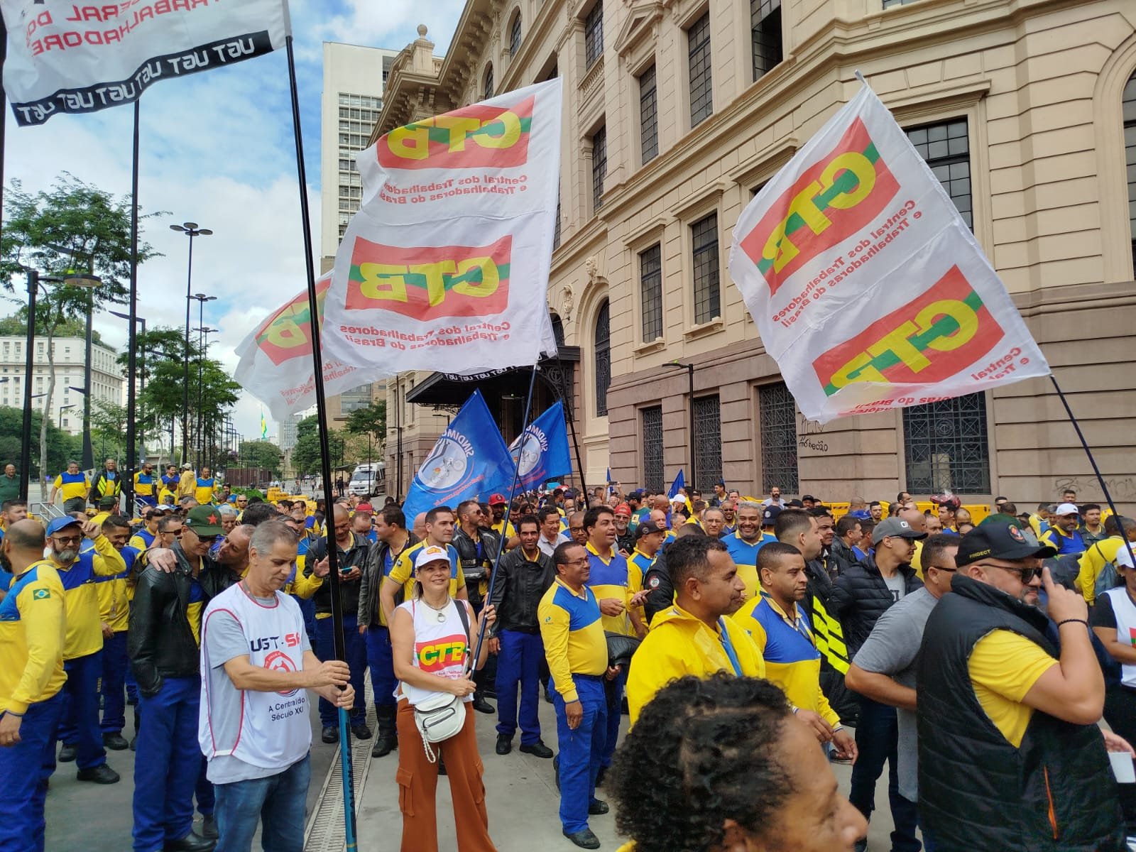 Carteiros defendem adicional de periculosidade