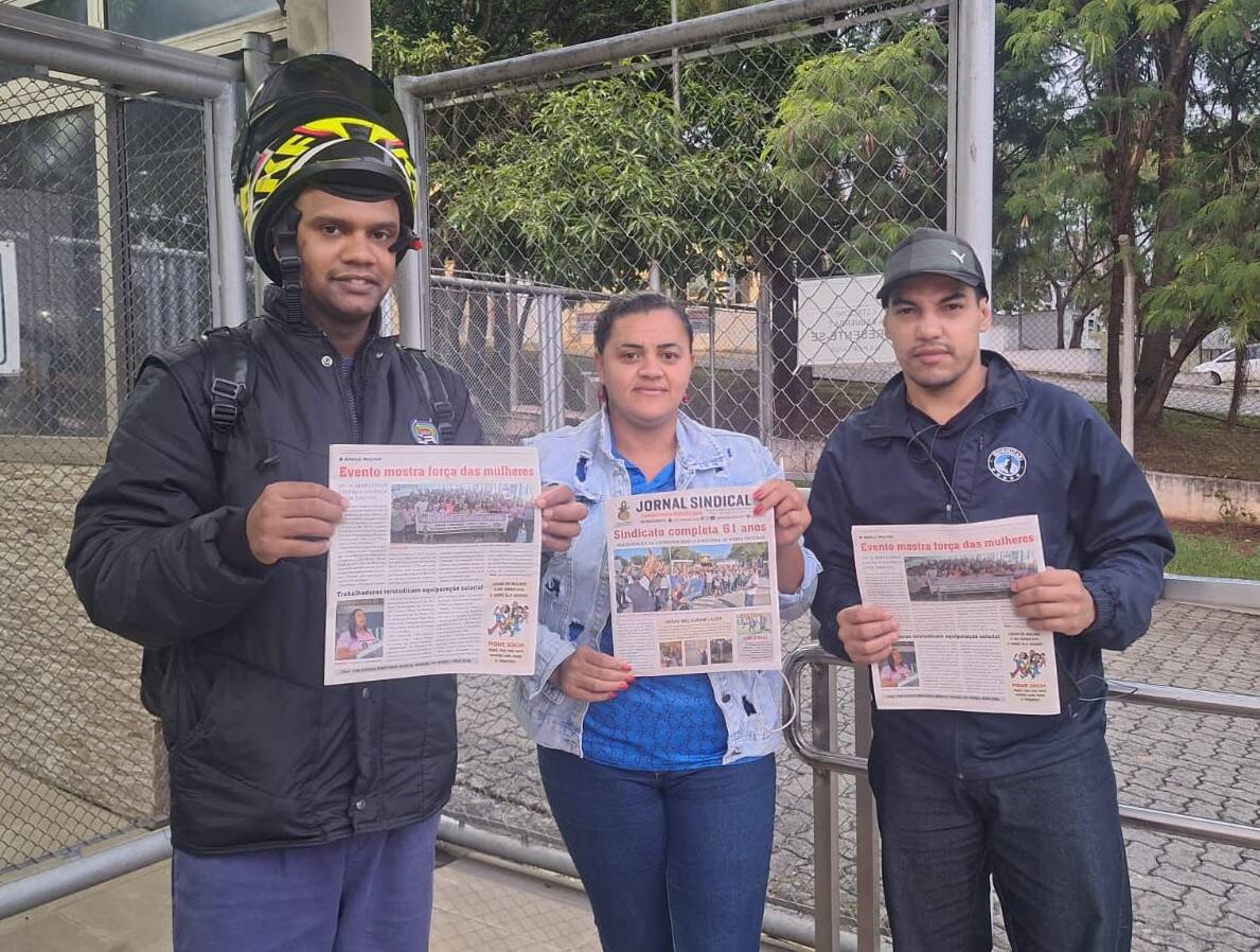 Diretores entregam Jornal Sindical nas fábricas da base