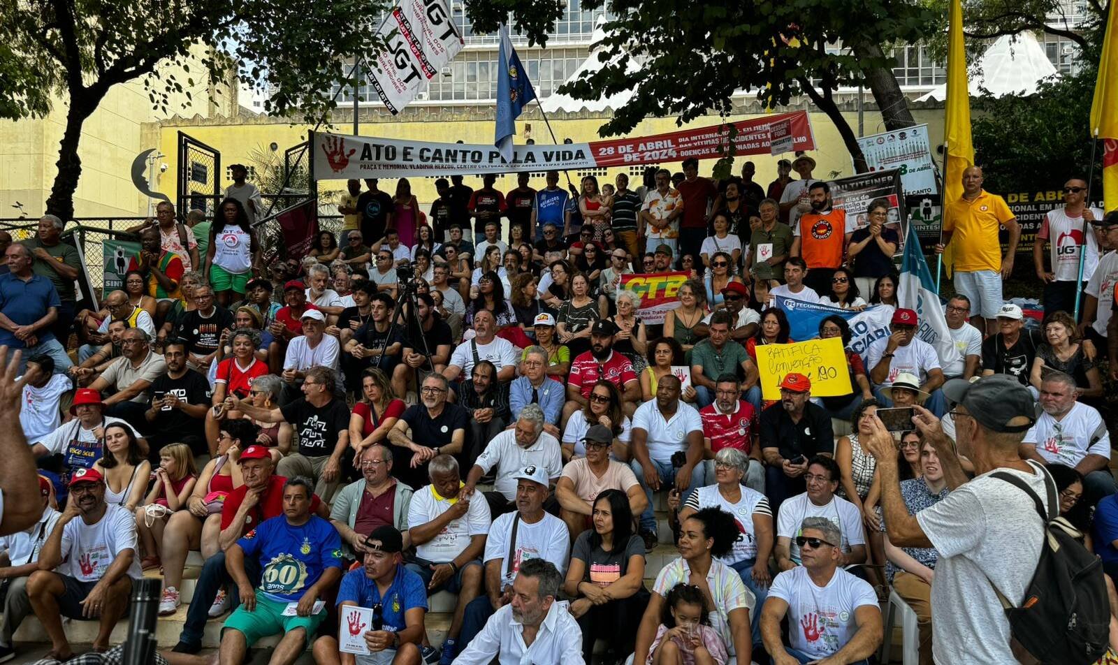 Ato contra acidentes lota a praça Vladimir Herzog