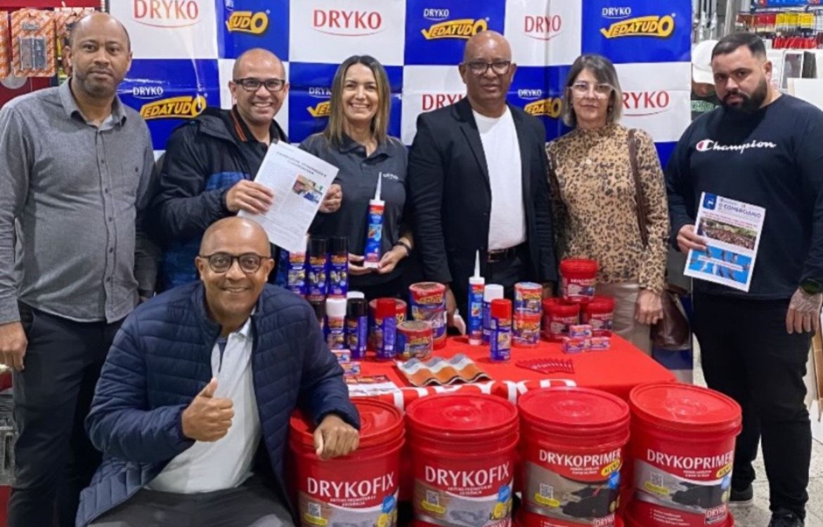 Sindicato de Guarulhos entrega jornal na base comerciária