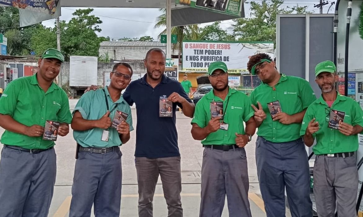 Frentistas de Niterói recebem livreto da Convenção Coletiva