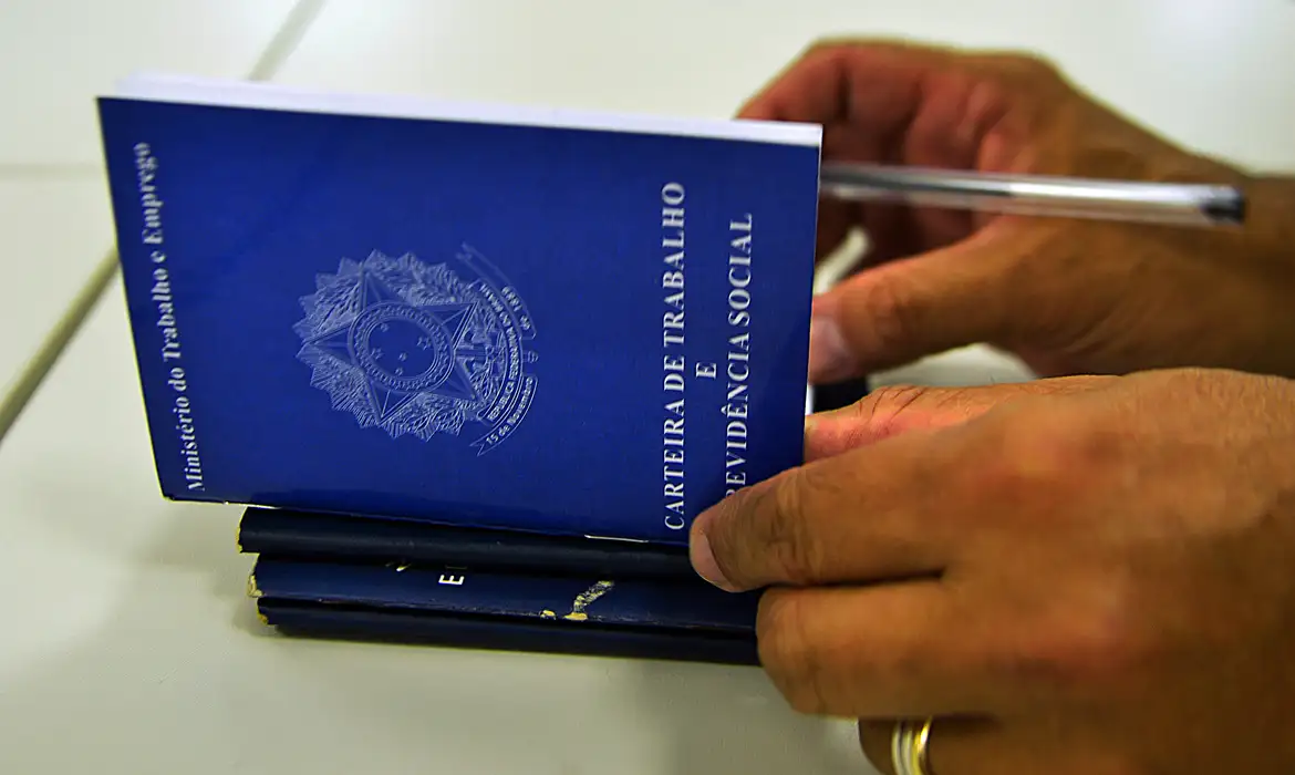 Professores derrotam pejotização