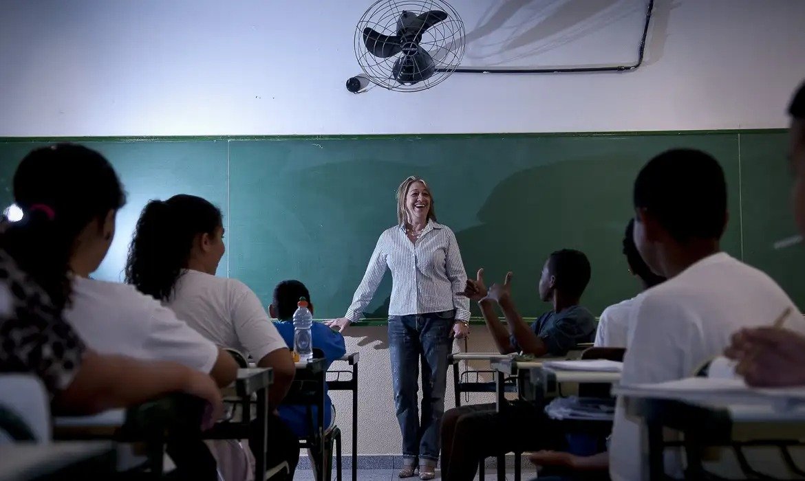 Piso do Professor será de R$ 4.867,77