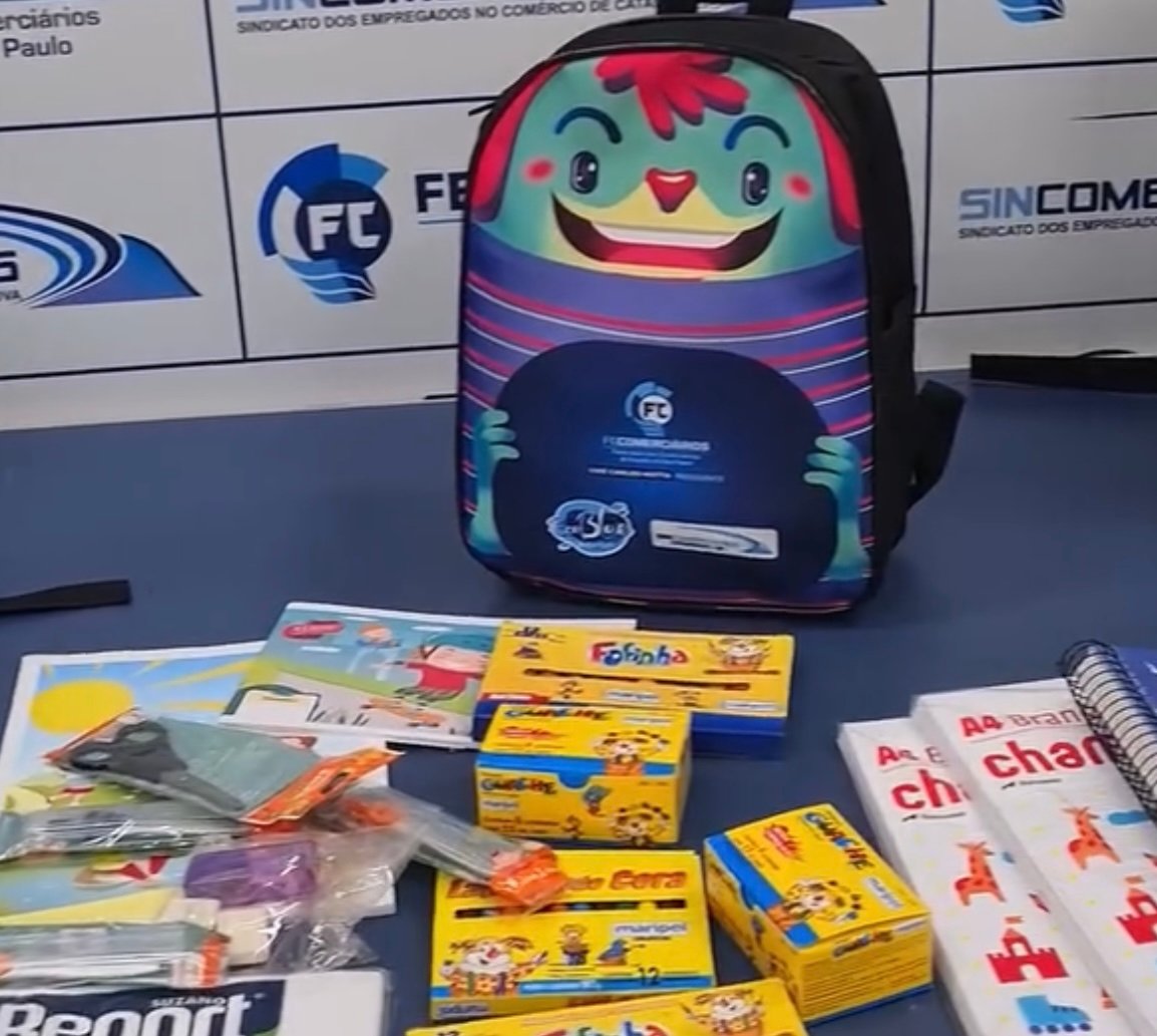 Catanduva entrega 1.405 kits escolares