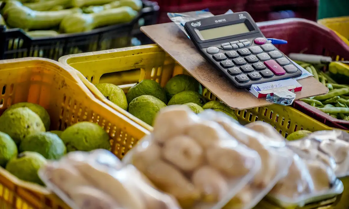Juros altos não contêm alta dos alimentos