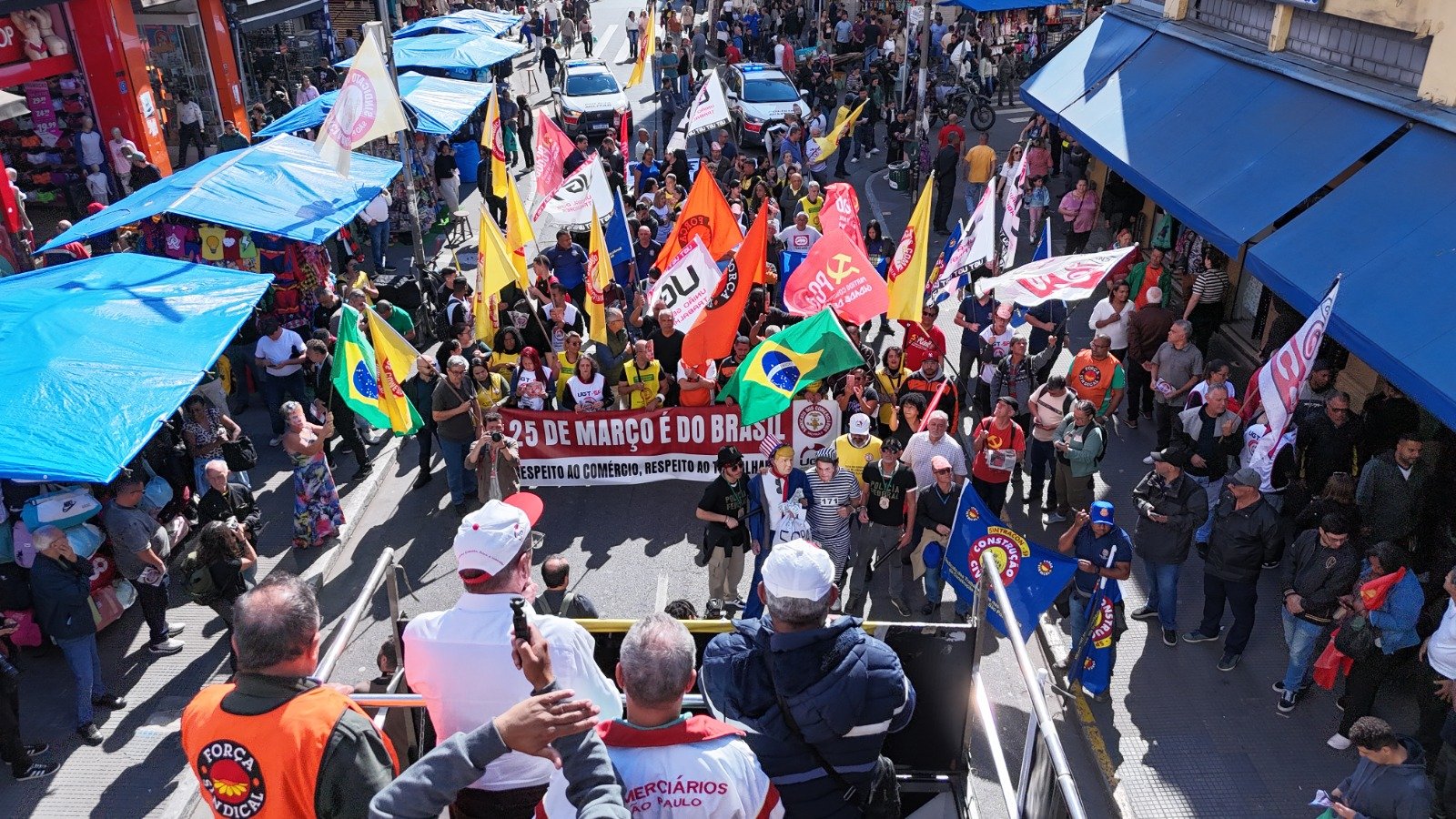 Protesto contra Trump ocupa 25 de Março