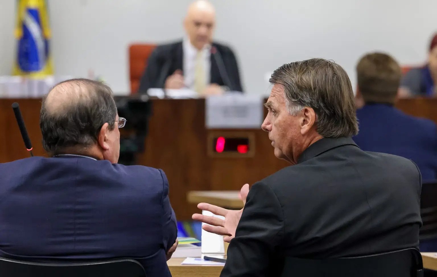 Bolsonaro cometeu crimes contra trabalhadores