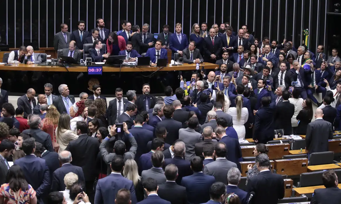 Brasília fervilha, mas Brasil vai bem