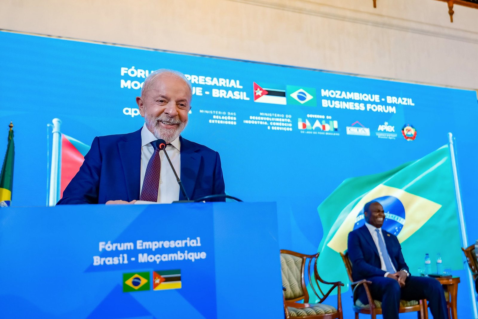 “Foi o povo africano que ajudou a forjar a alma do Brasil” – Presidente Lula, em Moçambique.