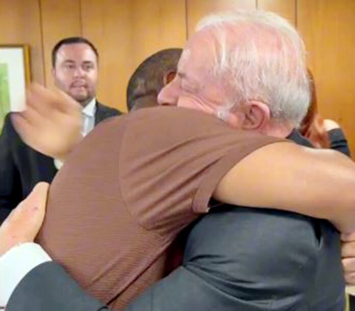 Lula abraça trabalhador 1