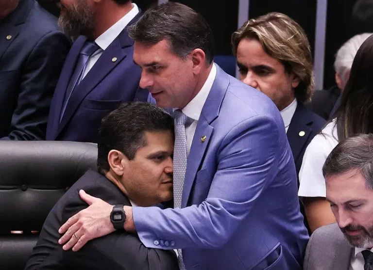 ABRAÇO QUE EXPLICA TUDO