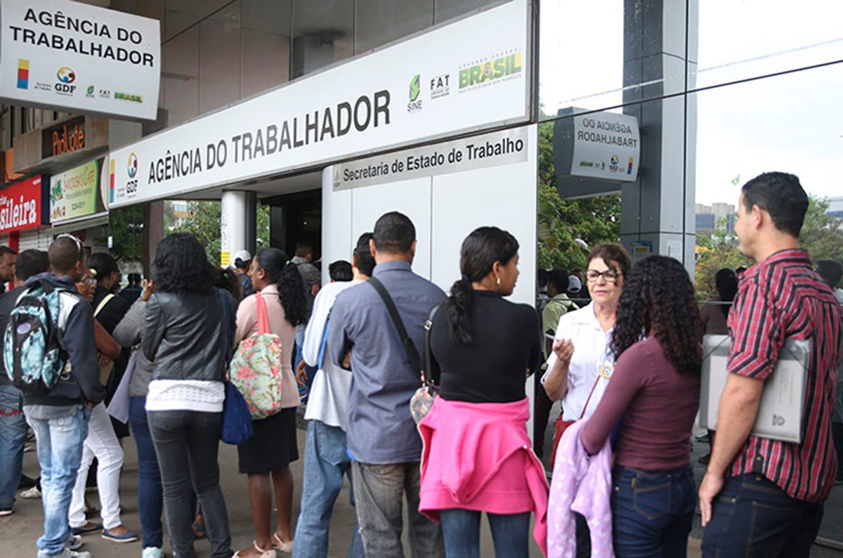 Brasil vai bem. Desemprego cai, renda sobe