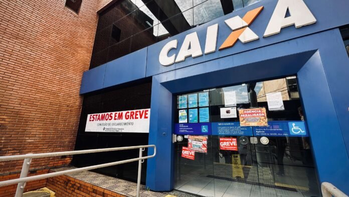 Greve na Caixa - Foto Bancários de SP
