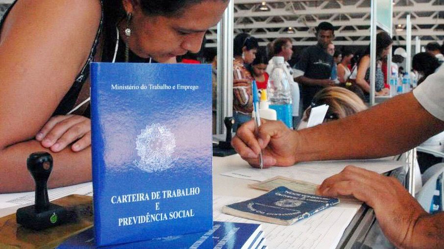 Desemprego volta a cair, informa IBGE